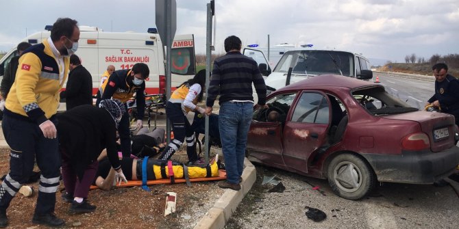 Otomobille minibüs çarpıştı: 1 ölü, 3 yaralı