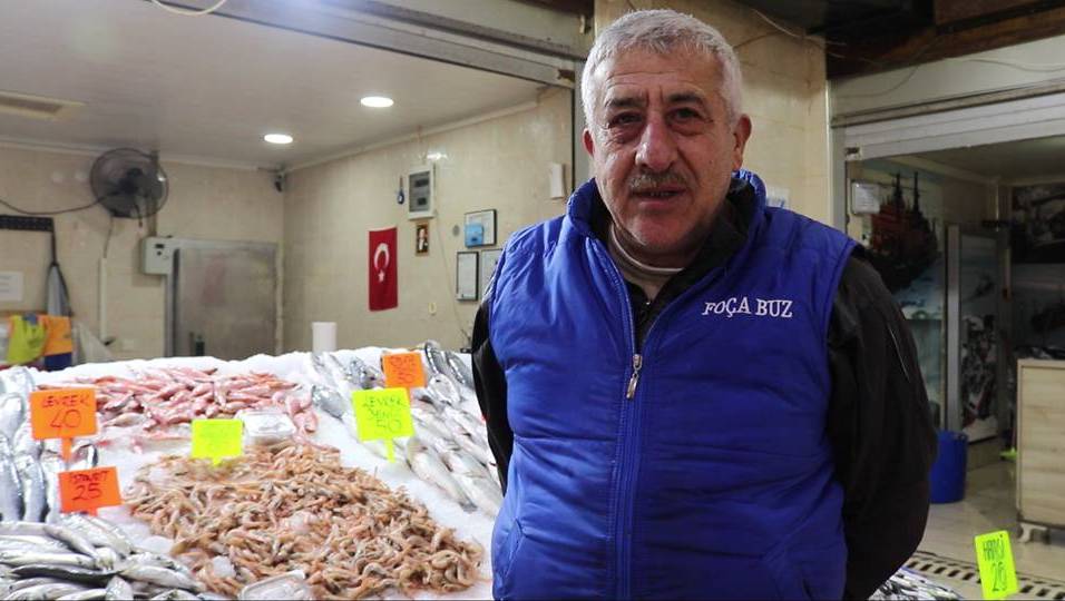 Foça’da balıkçılar, vatandaşlara balık tüketme çağrısı yaptılar