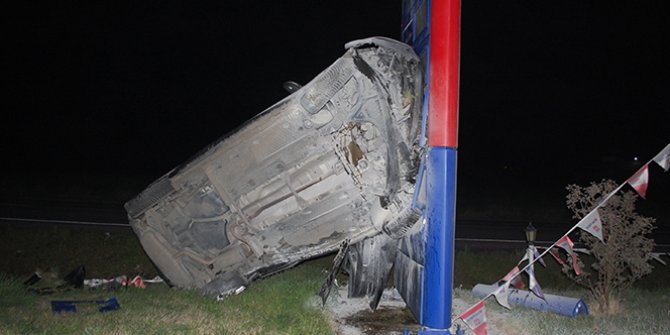 Otomobil benzinliğe daldı, 2 yaralı!