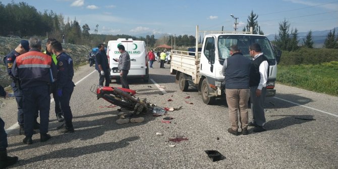 Kamyonet motosiklete çarptı: 1 Ölü