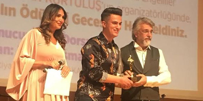 23 Yaşındaki Genç Gazeteci Ödül Dağıtıyor!