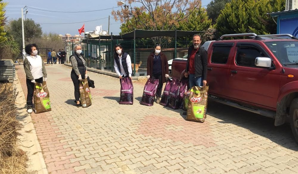 Güzelbahçe’de sevimli dostlara destek