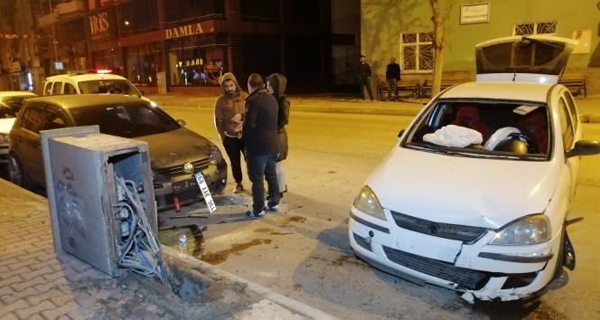 Önce otomobile, sonra elektrik panosuna çarptı