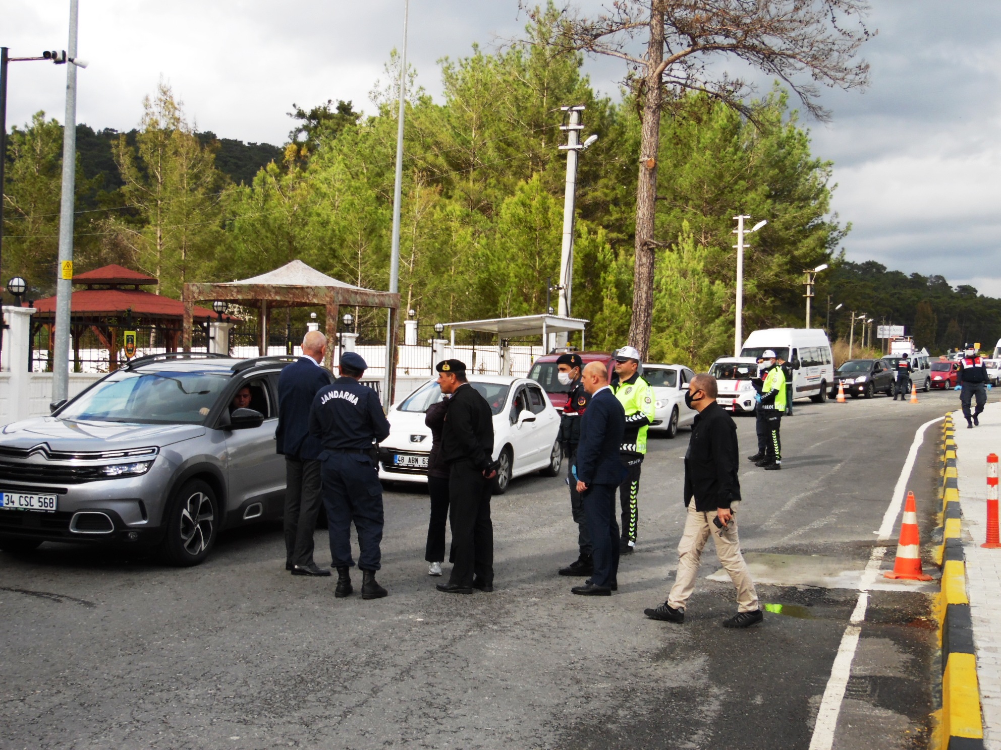 MARMARİS’TE ASAYİŞ VE SAĞLIK KONTROLÜ BİRARADA