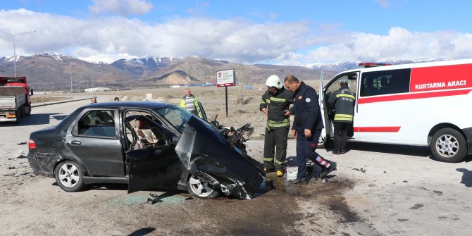 Çekiciyle otomobil çarpıştı: 3 yaralı
