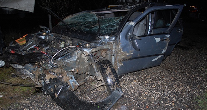 Feci kazada araba hurdaya döndü!