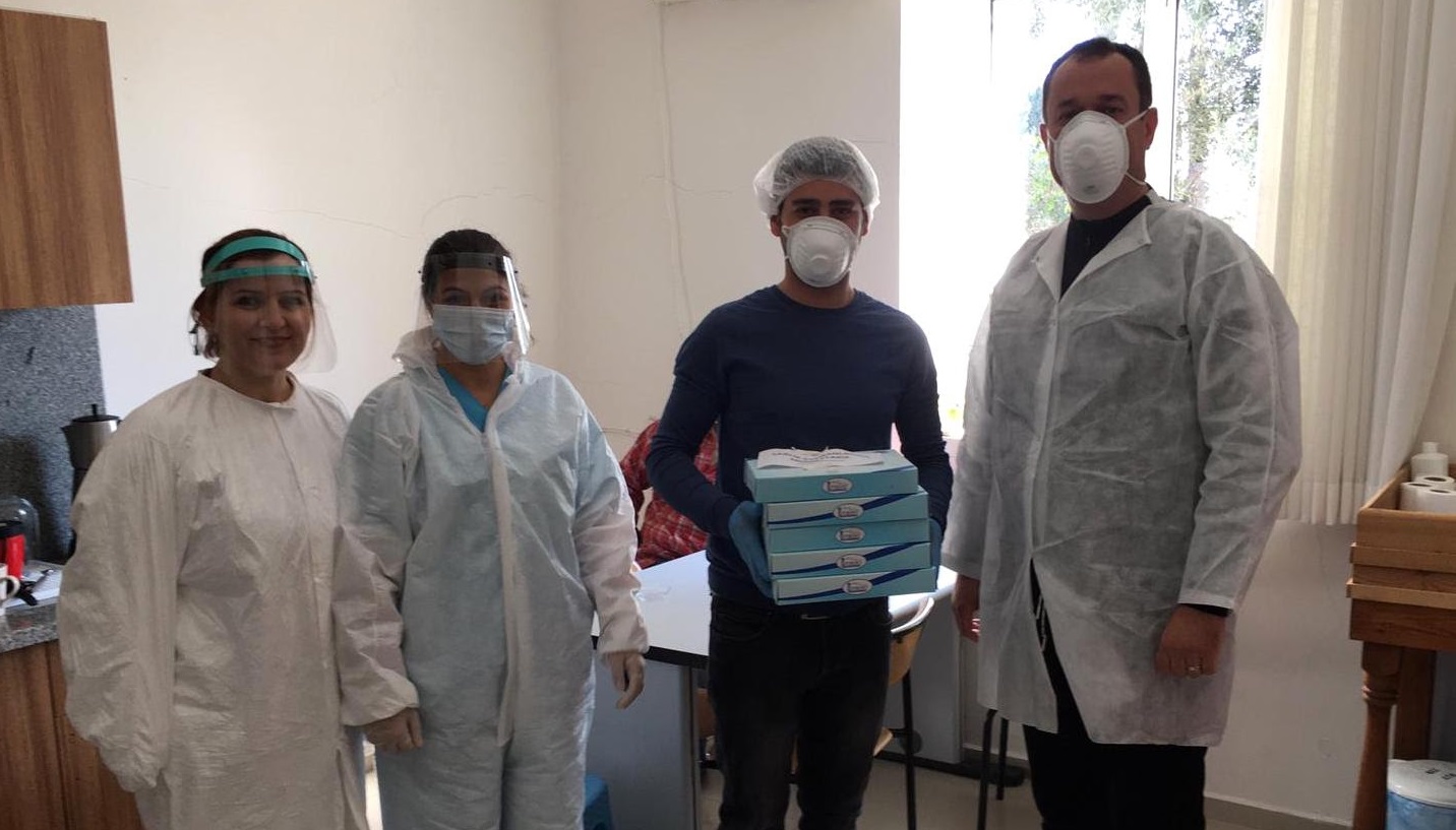 Alaçatı'da sağlıkçılara "tatlı" destek