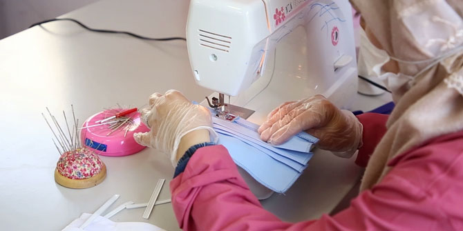 Yetim anneleri maske üretiyor
