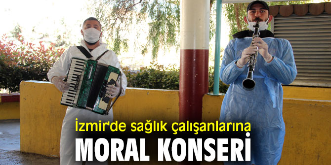İzmir'de sağlık çalışanlarına hastane bahçesinde moral konseri