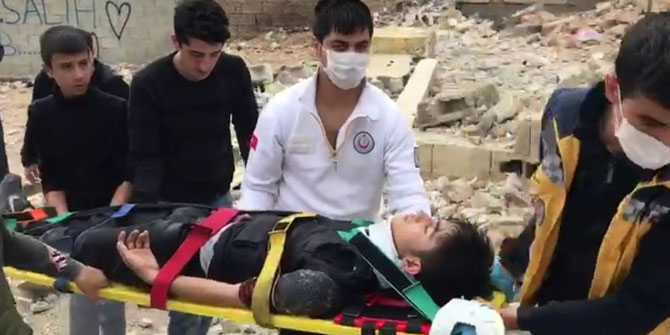 İki kardeş çöken metruk evin altında kaldı!