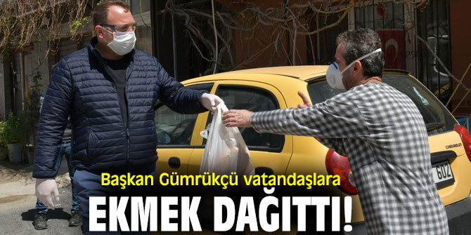 Başkan Gümrükçü vatandaşlara ekmek dağıttı!