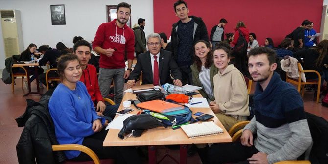 Ege Üniversitesi öğrencilerinden “Yaşamak evde de güzel” mesajı