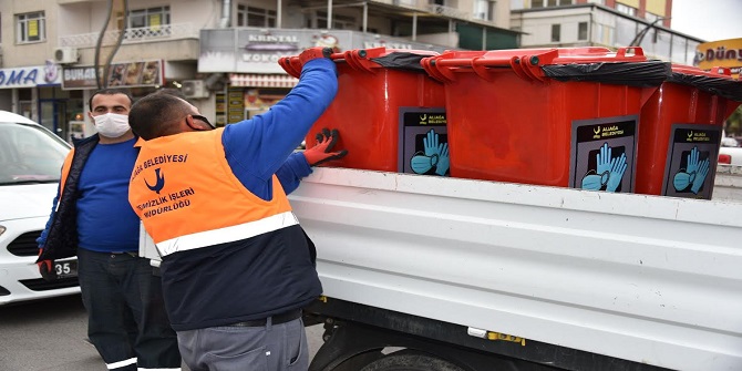 ALİAĞA BELEDİYESİ KULLANILMIŞ ELDİVEN VE MASKELERİ TOPLUYOR