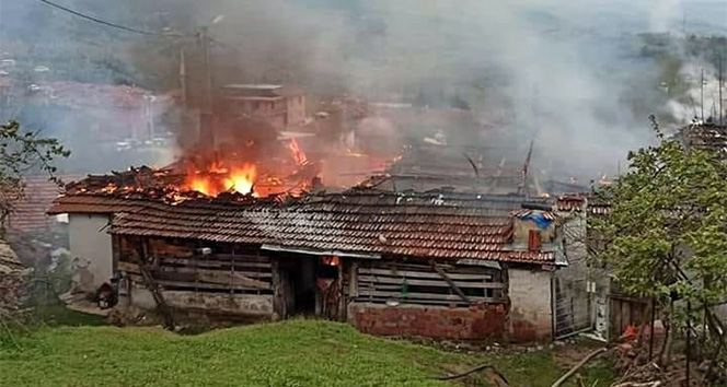 Yangında bir ev kül oldu!