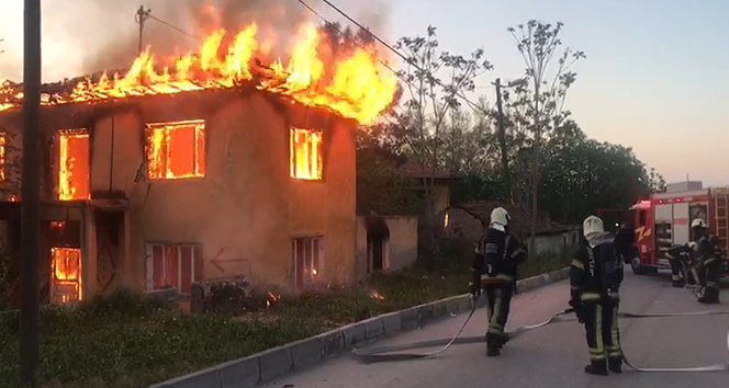 2 katlı ev alev alev yandı!
