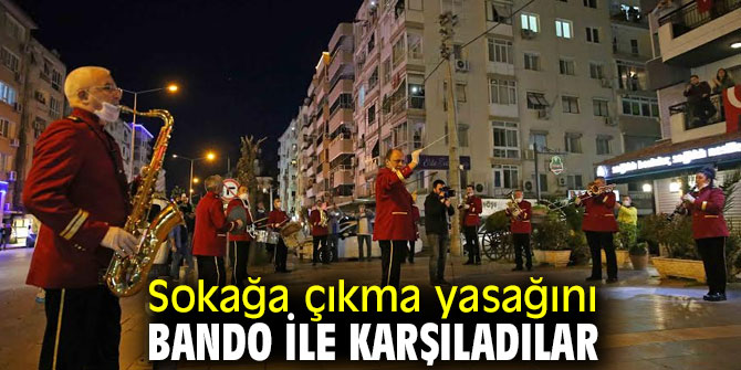 Sokağa çıkma yasağını bando ile karşıladılar 