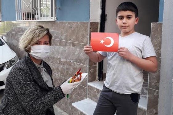 GELECEK PARTİSİ ÇOCUKLARA BAYRAK HEDİYE ETTİ