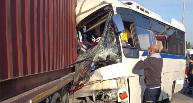 İşçi servisi tıra çarptı 1 ölü, 15 yaralı!