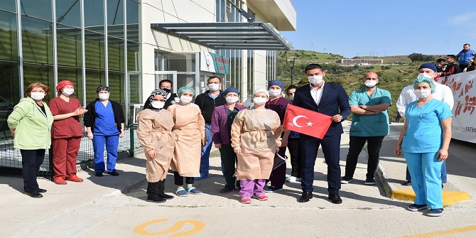 Foçalı Sağlıkçılara Başkan Morali!