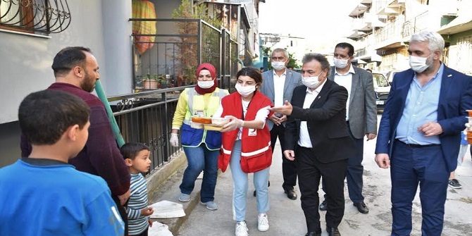 Kızılay Bornova’da 2 bin aileye iftar yemeği dağıtıyor