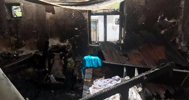 Yangında bir ev tamamen kül oldu