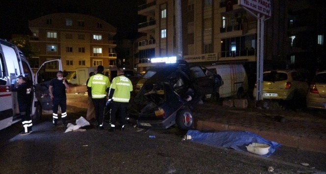 Otomobil hurdaya döndü, 1 ölü, 1 yaralı