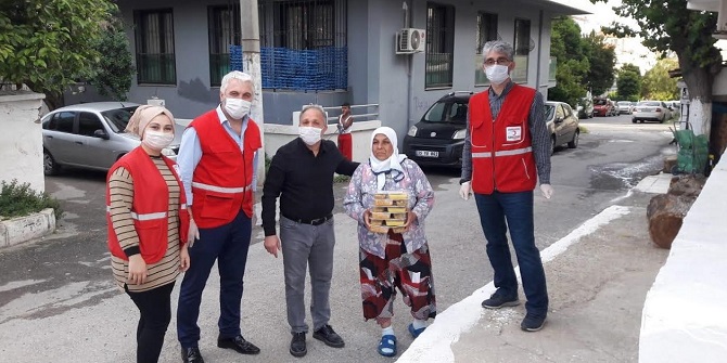 Kızılay Roman vatandaşlara iftar yemeği dağıttı