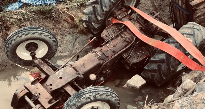 Ters dönen traktörün altında kaldı!