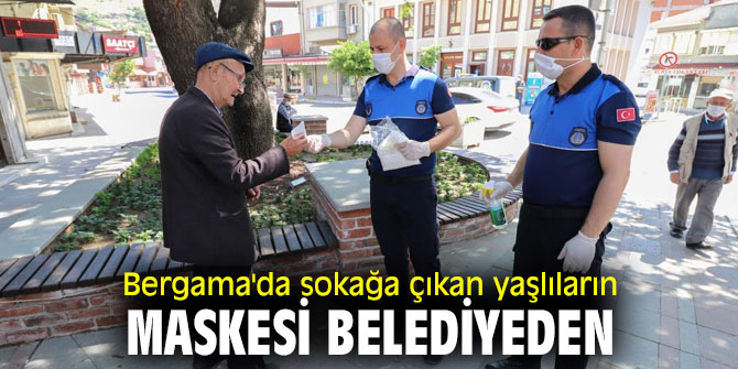 Bergama'da sokağa çıkan yaşlıların maskesi belediyeden