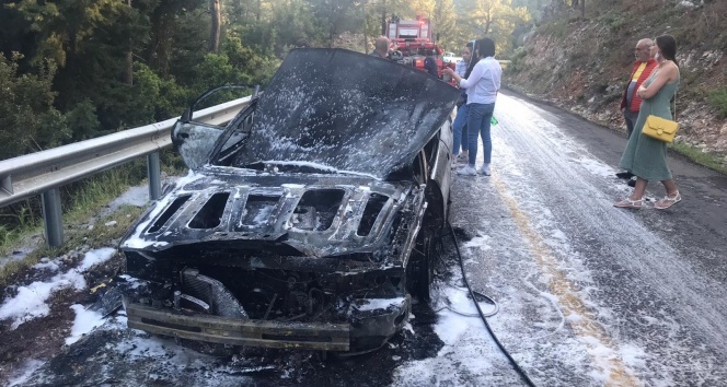 Yanan araç kullanılmaz durumda!