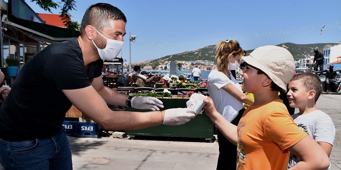 FOÇA’DA ÇOCUKLAR SOKAĞA ÇIKMANIN MUTLULUĞUNU YAŞADI