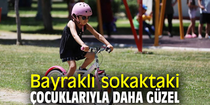 Çocuklar Bayraklı sokaklarına renk kattı!