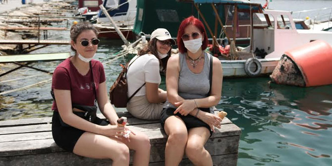 FOÇADA BU KEZ SOKAKLAR SAHİLLER GENÇLERİNDİ