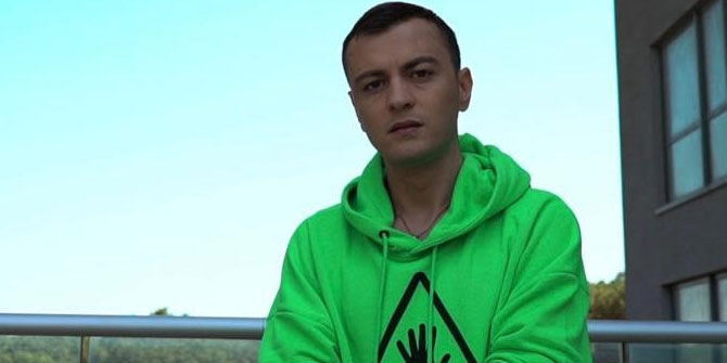 O şarkılarla dünyaya açıldı!