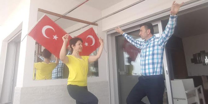 İzmirli gençler balkonlarda zeybek oynadı..