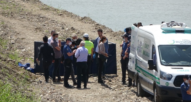 Irmakta kadın cesedi bulundu!