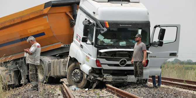 Hafriyat kamyonu yoldan çıktı! Tren raylarında kaldı