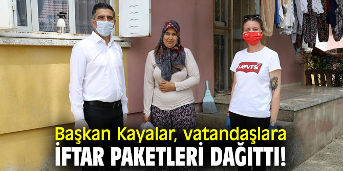 Başkan Kayalar, vatandaşlara iftar paketleri dağıttı!