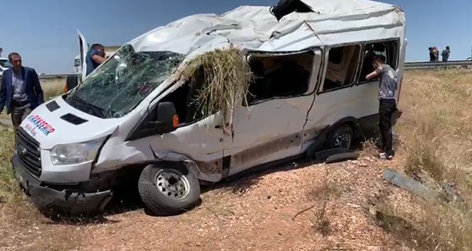 Yolcu minibüsü devrildi, çok sayıda yaralı var!