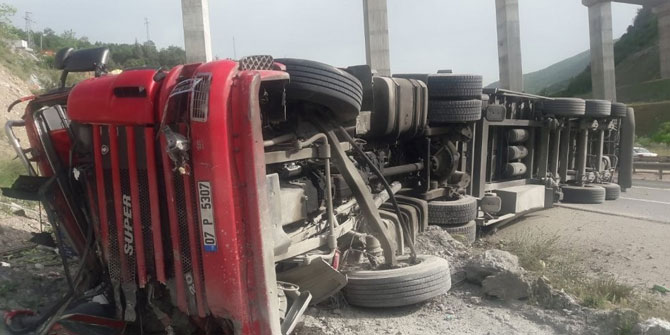Freni boşalan tır kaza yaptı!