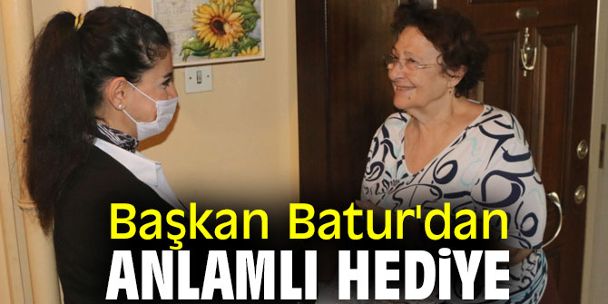Başkan Batur'dan anlamlı hediye
