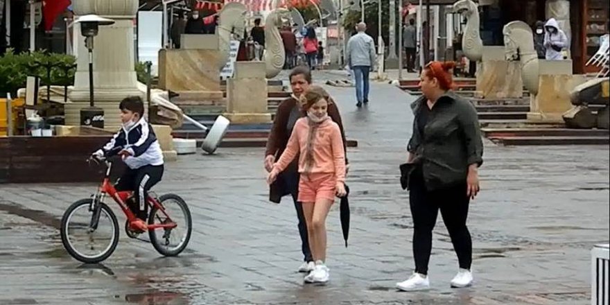 Foça'da vatandaşlar dışarı çıktı!