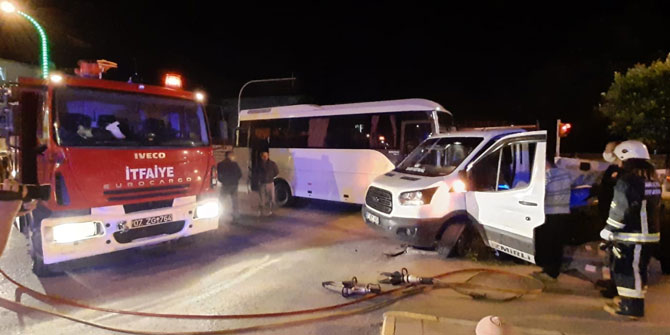  Kamyonetle midibüs çarpıştı!
