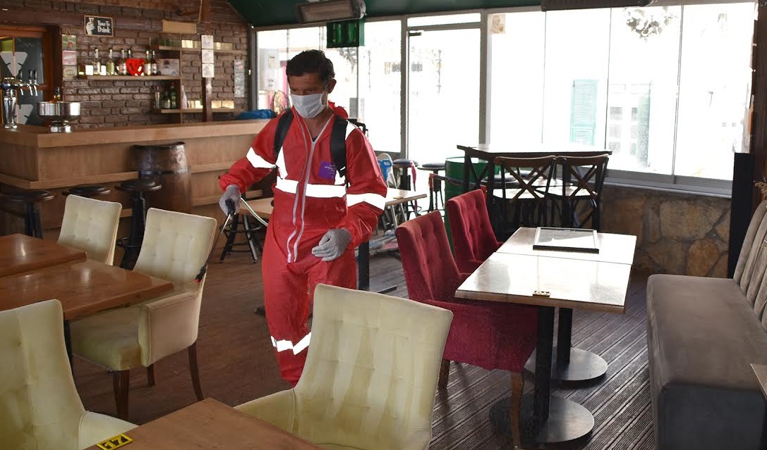 FOÇA BELEDİYESİ İŞ YERLERİNİ DEZENFEKTE ETTİ