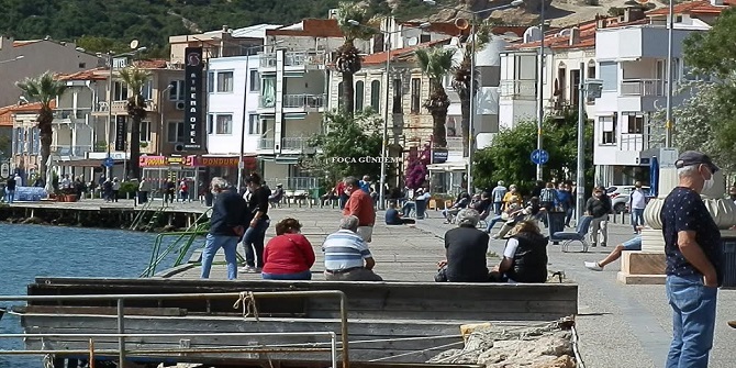 65 YAŞ ÜSTÜ VATANDAŞLAR FOÇADA SAHİL KEYFİ YAPTI