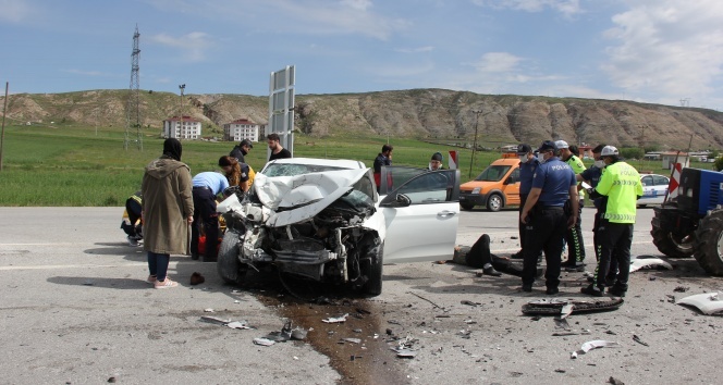 Otomobil ile traktör birbirine girdi! 5 yaralı