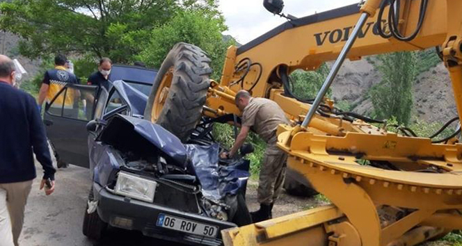 Otomobil iş makinesiyle çarpıştı, 1 ölü!