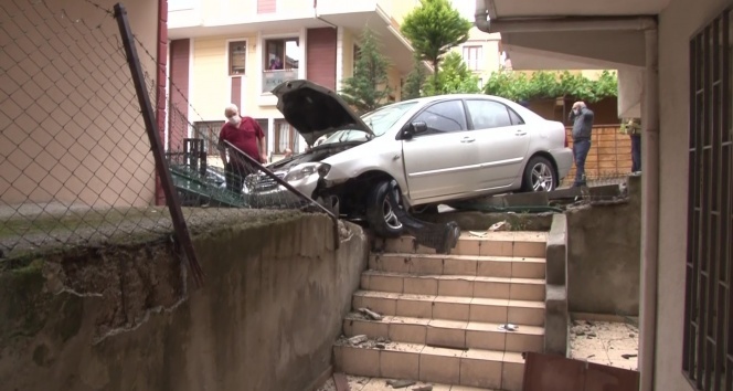 Freni tutmadı! Apartmanın bahçesine daldı: 1 yaralı