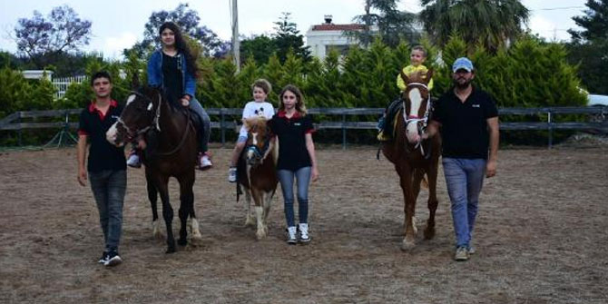 İzmir'de minikler, at parkında eğlendi