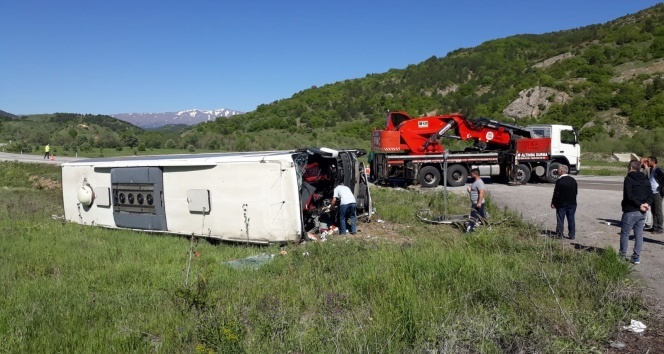 Yolcu otobüsü devrildi! Çok sayıda yaralı